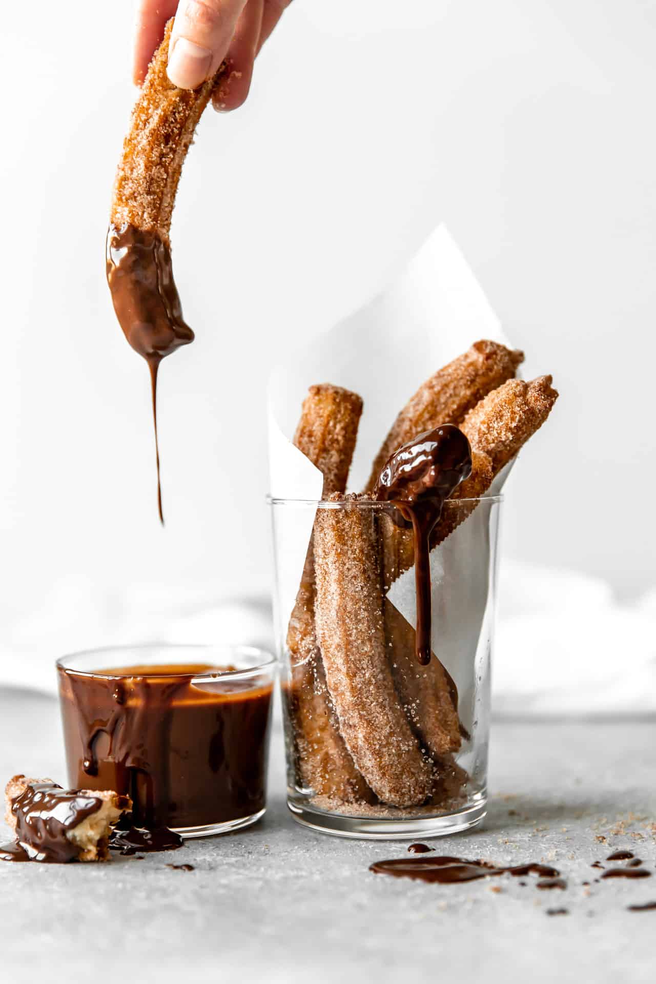 蘸着巧克力软糖的 Churro。