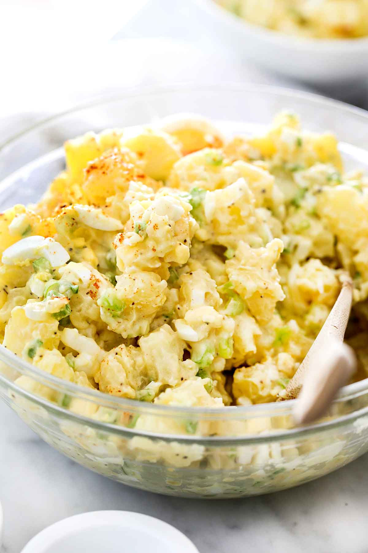 如何用鸡蛋制作最美味的经典土豆沙拉食谱 foodiecrush.com #potatosalad #recipe