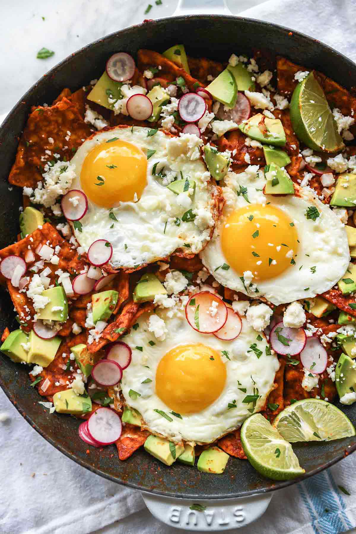 简单的墨西哥卷蛋食谱 | foodiecrush.com #chilaquiles #breakfast #brunch #mexican