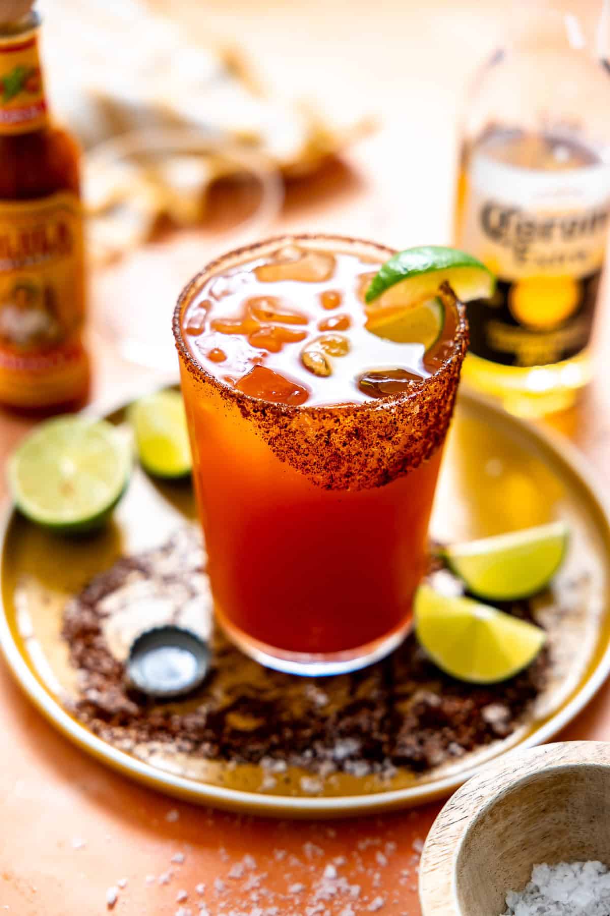 米雪拉达（Michelada）配青柠片。