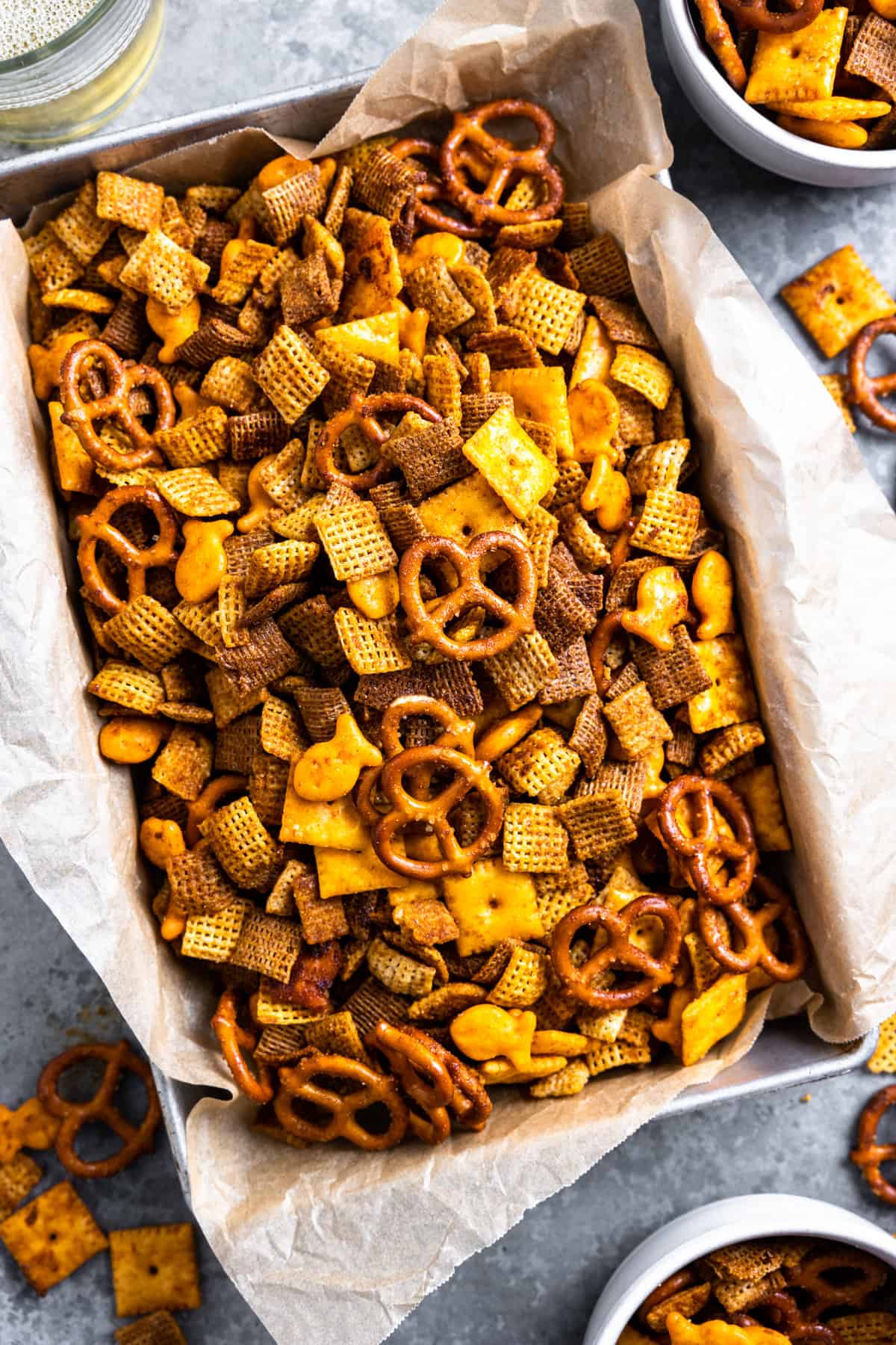 装满辣味 Chex mix 的托盘。