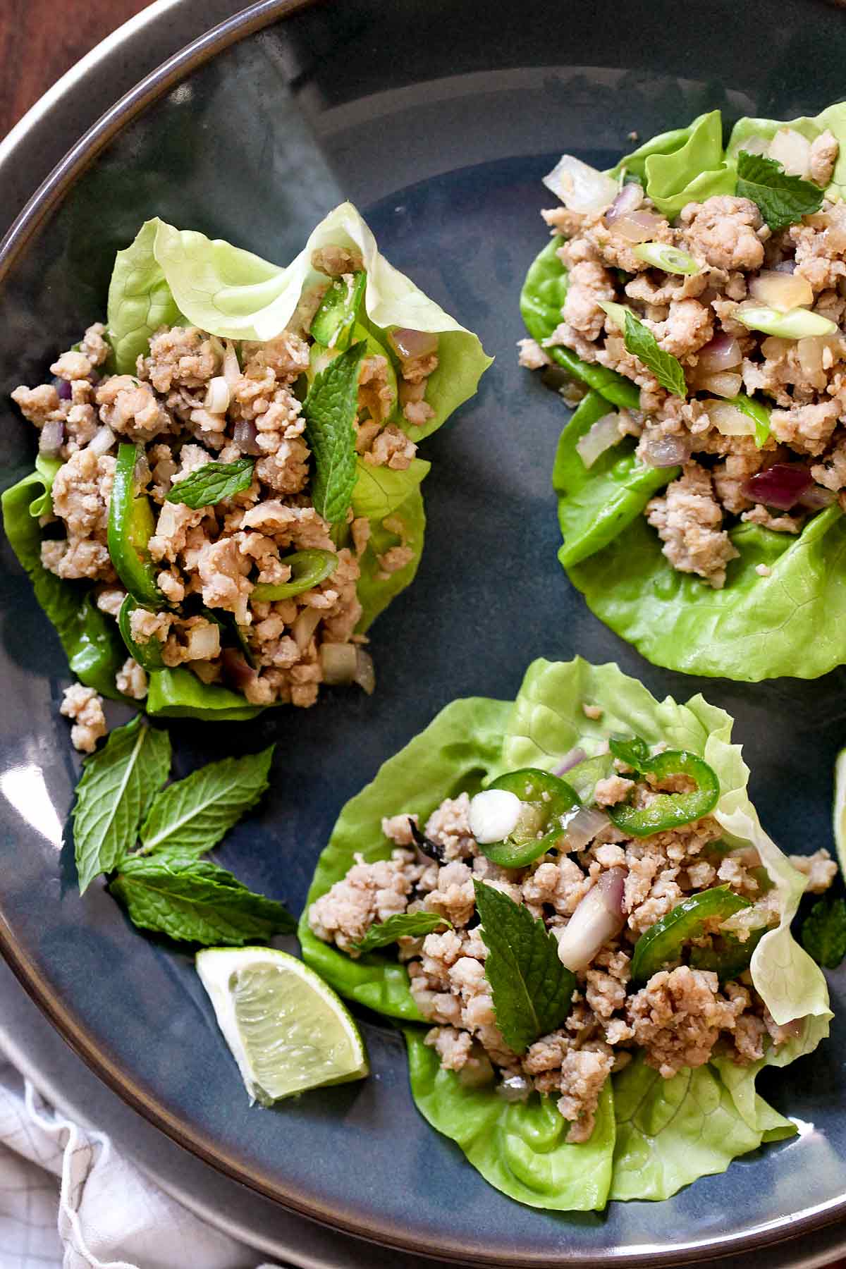 生菜杯中的泰式鸡肉 Larb foodiecrush.com